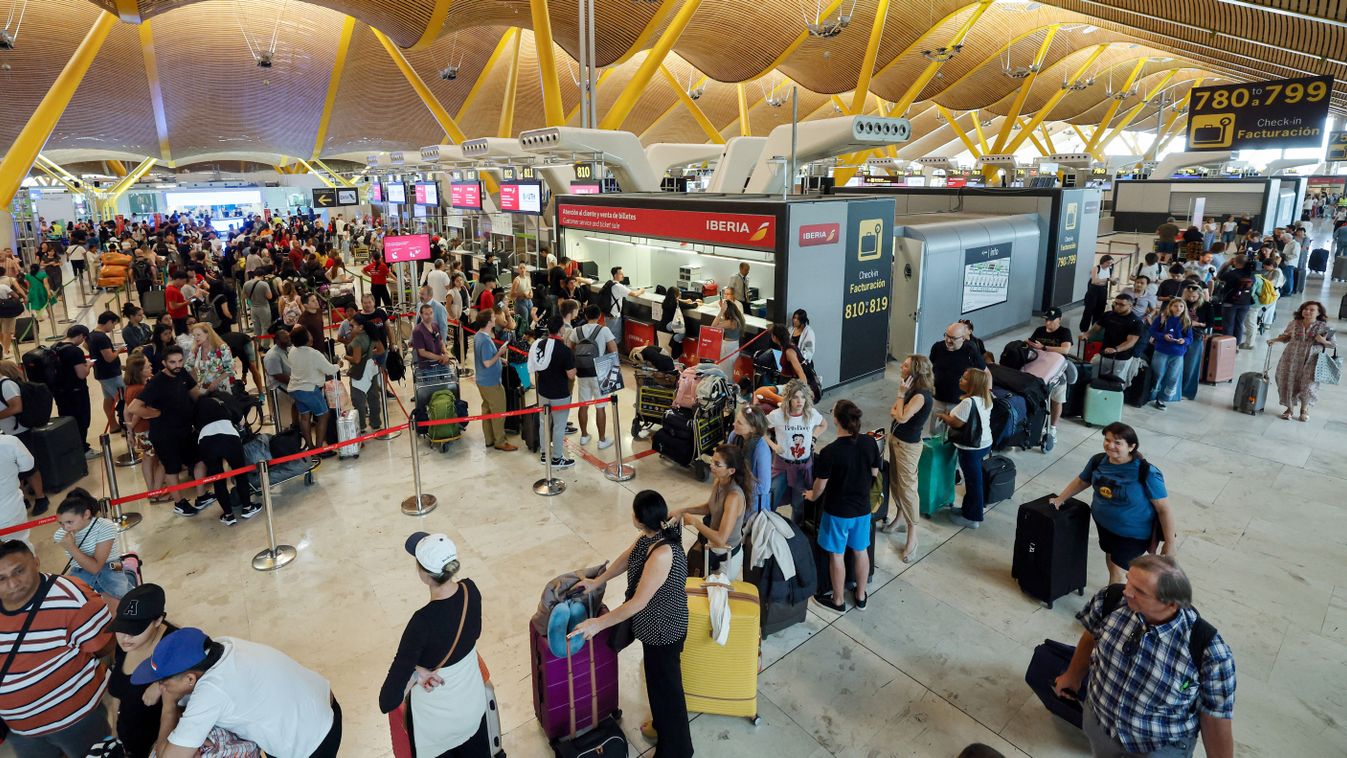 Kitoloncolják Spanyolországból a madridi reptéren éhségsztrájkoló migránsokat