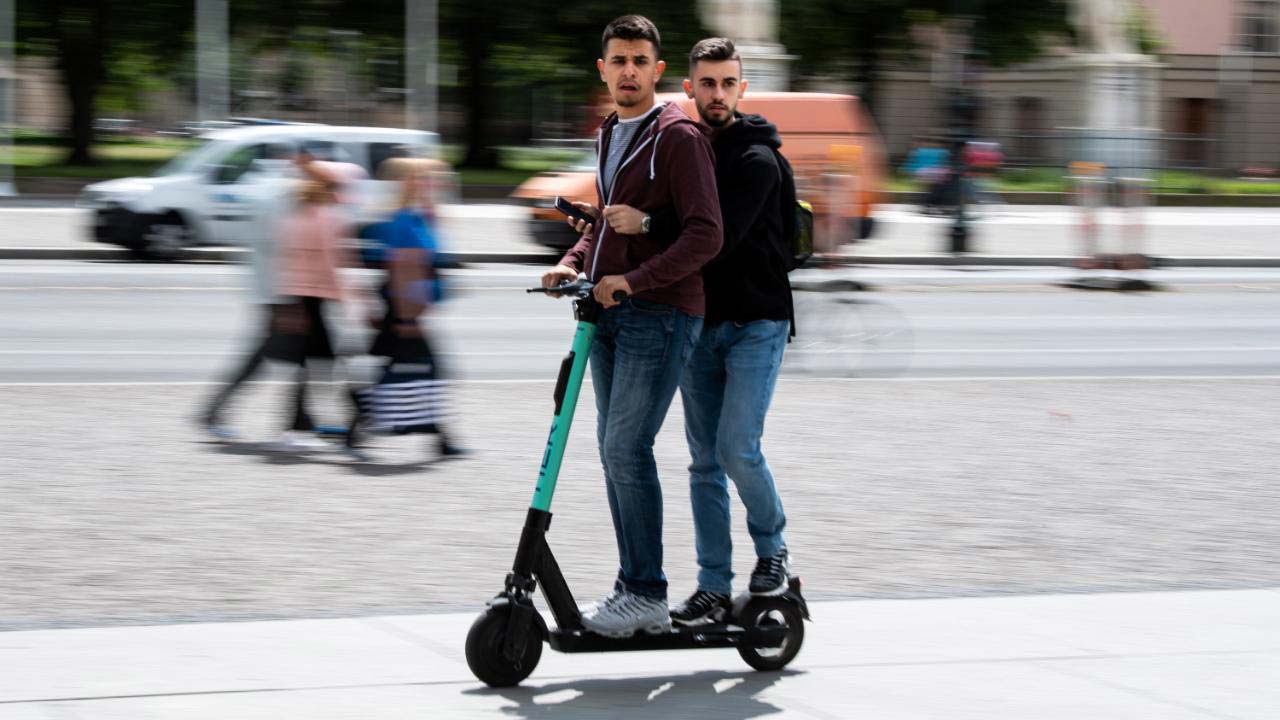A rolleresek kétszer annyi balesetet okoznak, mint amennyinek a károsultjai