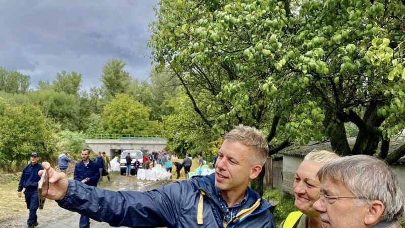 Magyar Péter nem vette észre Sulyok Tamást – éppen szelfizett