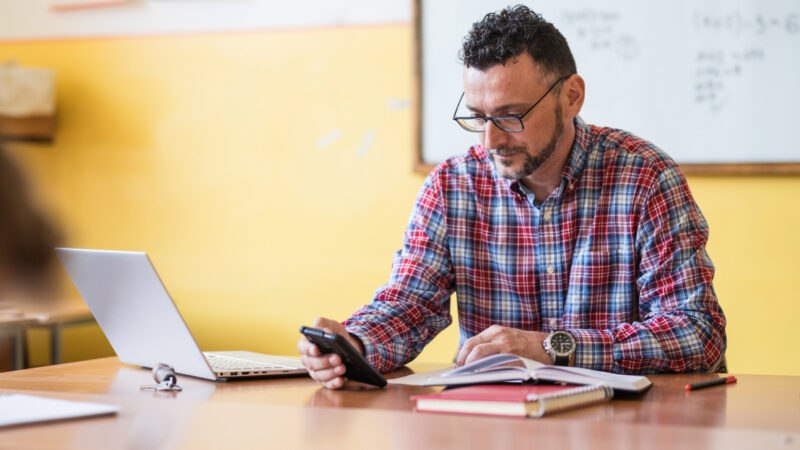 Kijött az új rendelet, már a pedagógusok sem használhatják bármikor a mobiltelefonjukat
