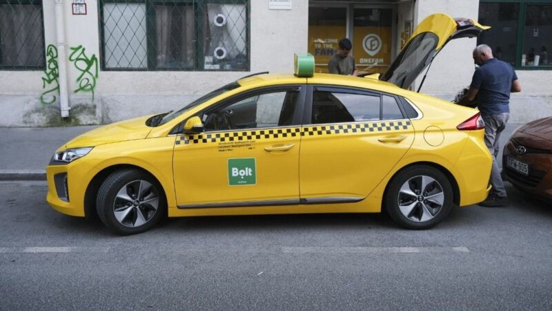 Petíciózni kezdtek a taxisok, majd gyorsan egymásnak is estek