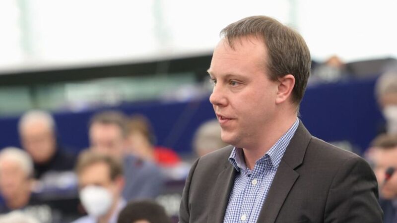 Daniel Freund  elfogatóparancsot adna ki Orbán ellen