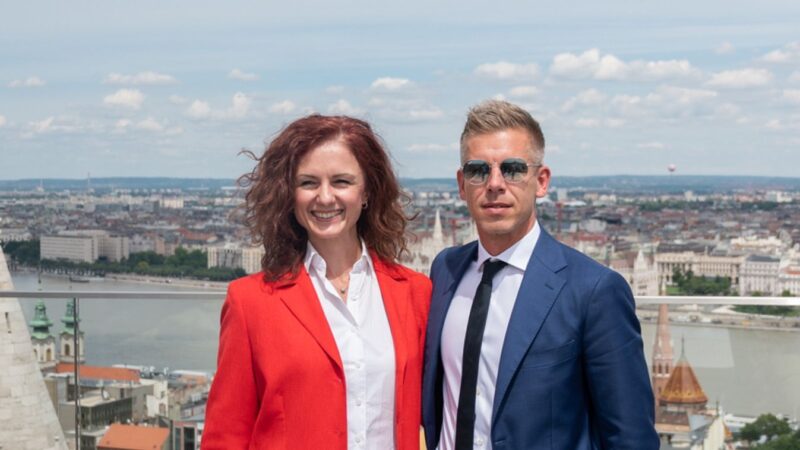 A legújabb nyafi: a kényelmetlen brüsszeli székek miatt panaszkodik a Tisza EP-képviselője