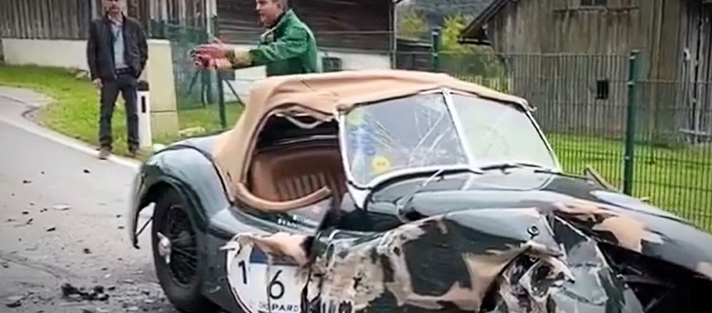 A telefonját nézte egy magyar nő, és nekihajtott egy 76 éves oldtimer Jaguárnak Ausztriában