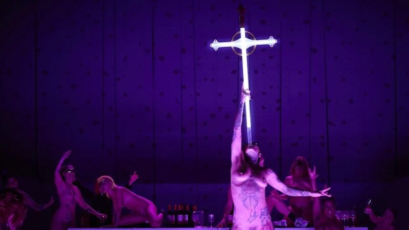 Többen rosszul lettek a nézőtéren az undorító, kereszténygyalázó színdarab alatt