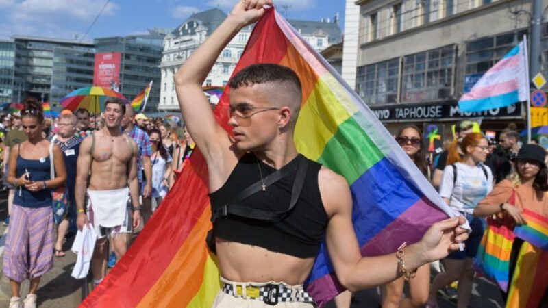 LMBTQ-cenzúrát emleget a Háttér Társaság, önkénteseket toboroz az ellenakcióhoz