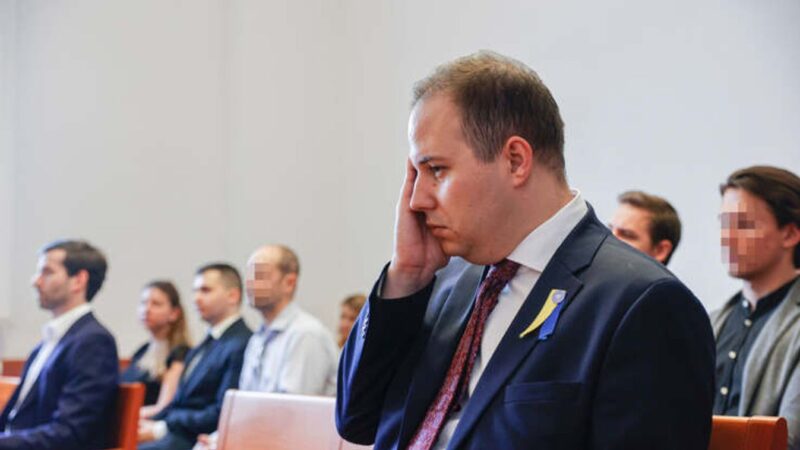 Az elítélt Szarvas Koppány Bendegúz fizetett politikai állásban marad