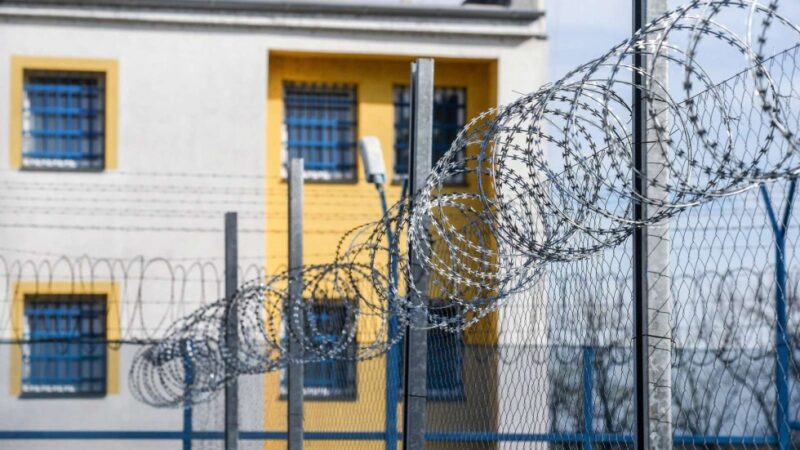 Egy korrupt börtönőr 100 ezer forintért vállalata, hogy mobilt és gyógyszereket visz be a börtönbe a raboknak
