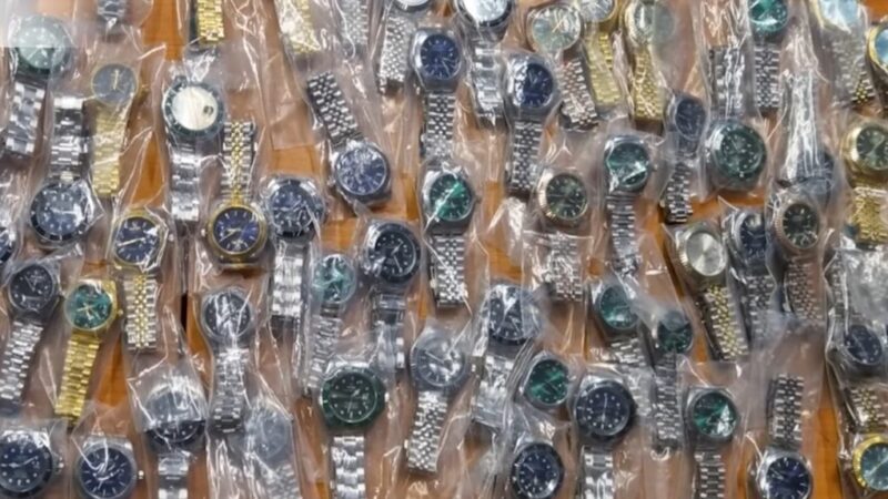 Több mint száz hamis Rolexet talált a NAV egy bolgár rendszámú teherautóban