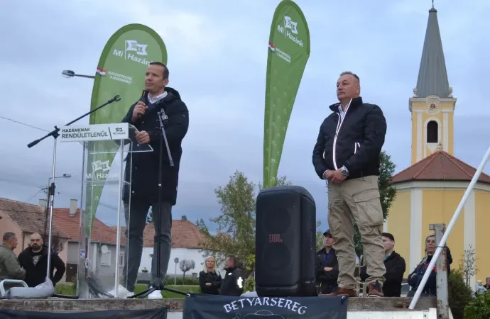 Védelmet ígért a Betyársereg a helyieknek Vitnyéden, ahol a Mi Hazánk szerint igenis migránstábor épül