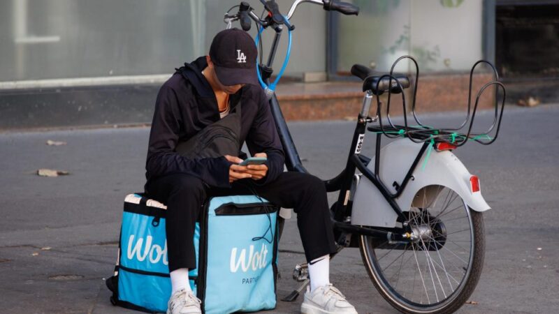 Lecsap a Nemzetgazdasági Minisztérium az ételfutárokra – egyre több rájuk a panasz