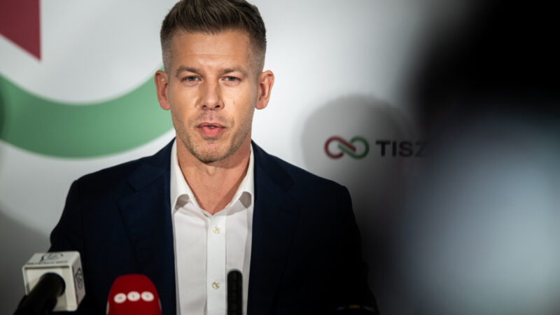 A reality-celebritás d****s helyett fölveszi a csaja szavait