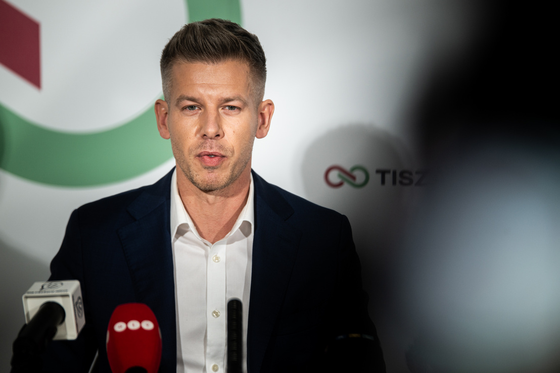 A reality-celebritás d****s helyett fölveszi a csaja szavait