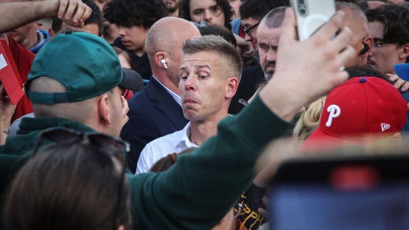 Magyar Péter agresszíven, őrjöngve kiabált a miskolci gyermekotthon dolgozóival