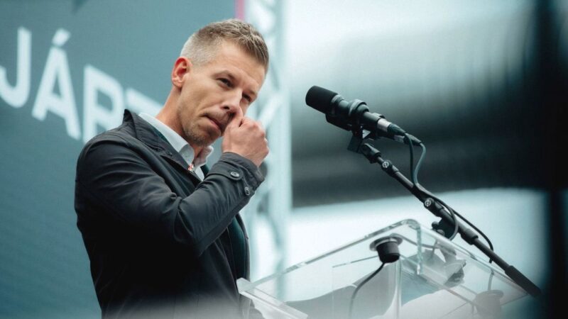 Magyar Péter idegbe került és erővel dobatta ki a HírTV stábját – videóval