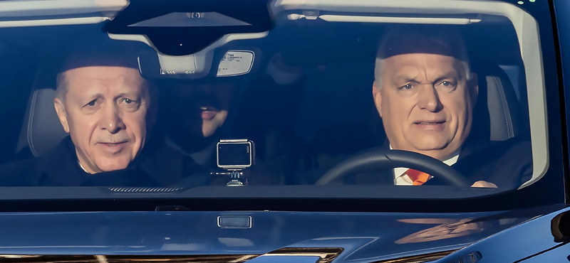 Orbán Viktor egy alapítványnak ajándékozza a török elnöktől kapott autóját