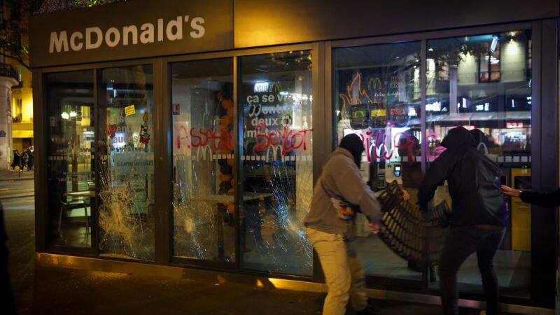 Tiltakozások Párizsban, óriási rendőri készültség a francia-izraeli válogatott meccs előtt