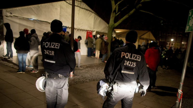 Tömegesen toloncolja ki Németország a migránsokat