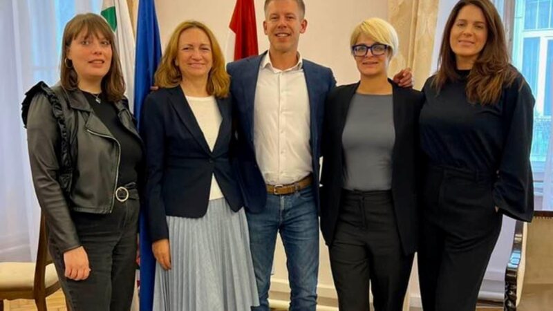 Magyar Péter nőkkel fotózkodott, Szentkirályi Alexandra válasza sem váratott sokáig magára