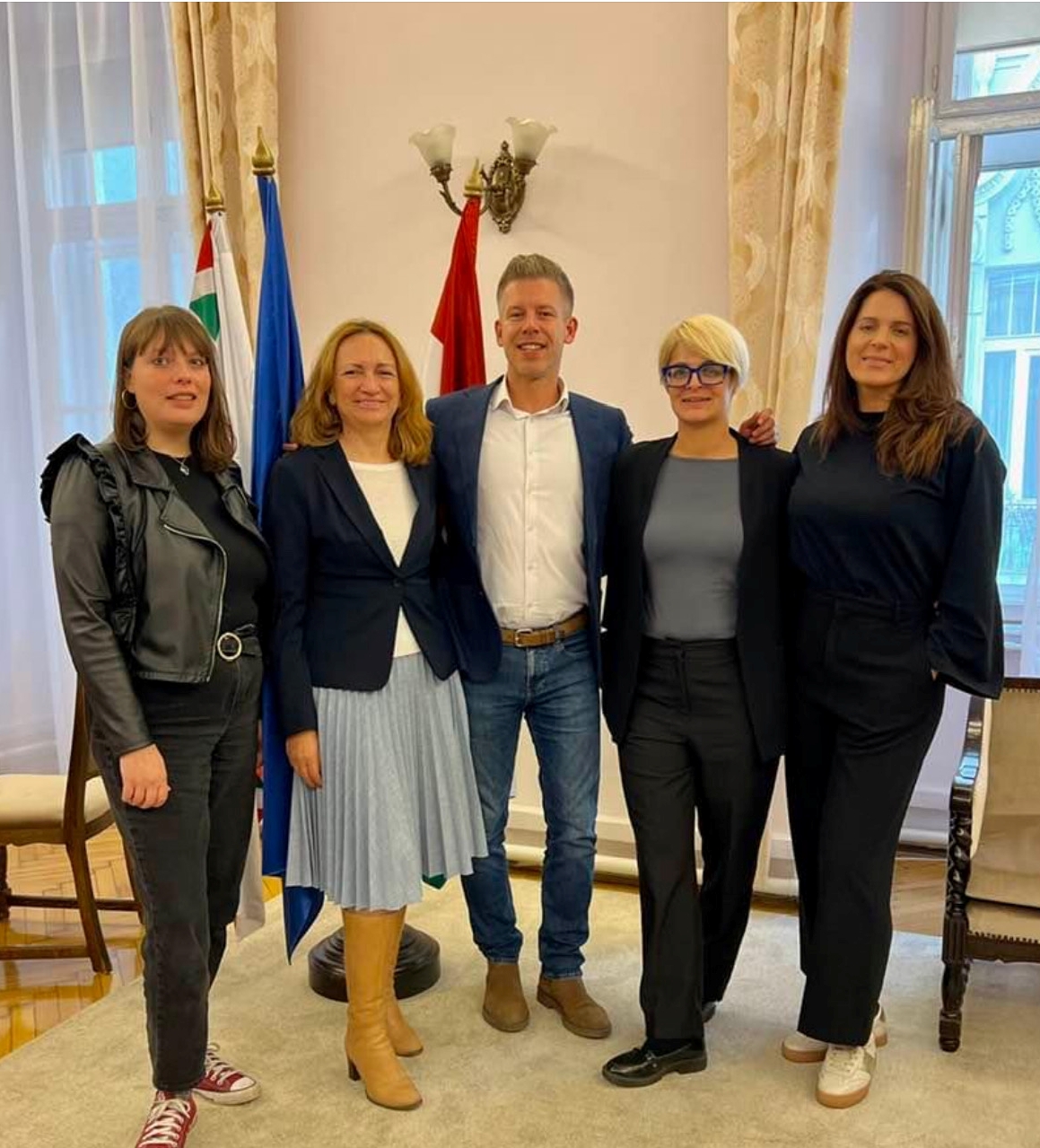 Magyar Péter nőkkel fotózkodott, Szentkirályi Alexandra válasza sem váratott sokáig magára