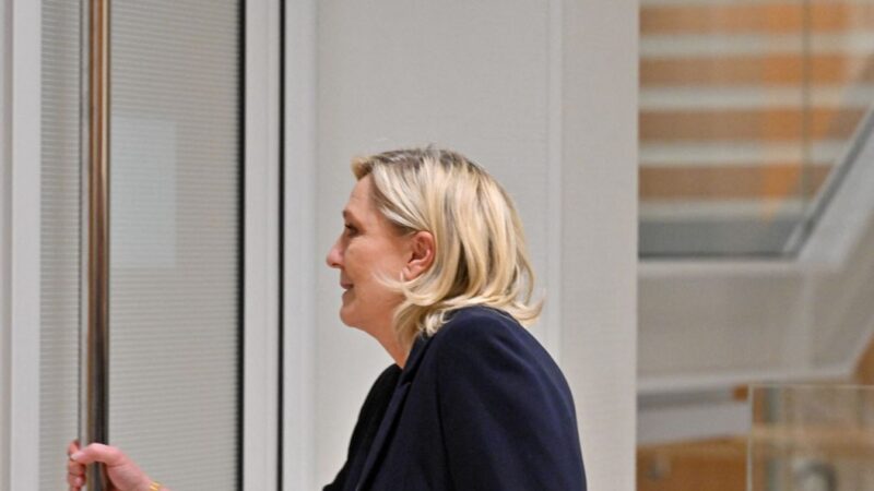 A francia kormány teljesíti Marine Le Pen egyik fő követelését