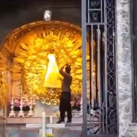 Letépte a svájci Szűz Mária-szobor ruháját az afgán migráns, koronáját pedig fejére helyezte