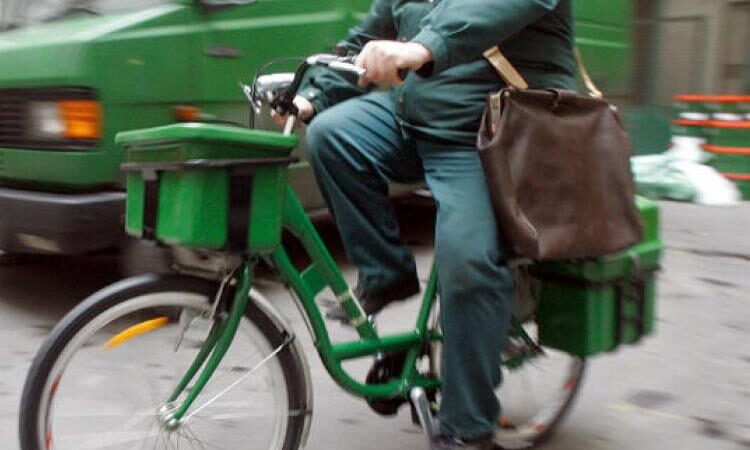 Testkamerával szerelné fel a postásokat a kormány