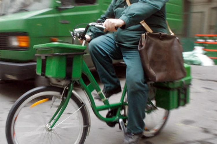 Testkamerával szerelné fel a postásokat a kormány