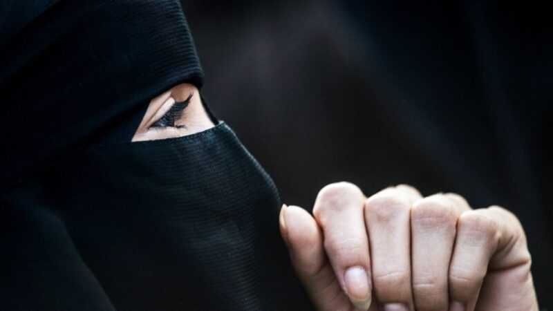 Svájc 2025-től betiltja a burka viselését közterületeken