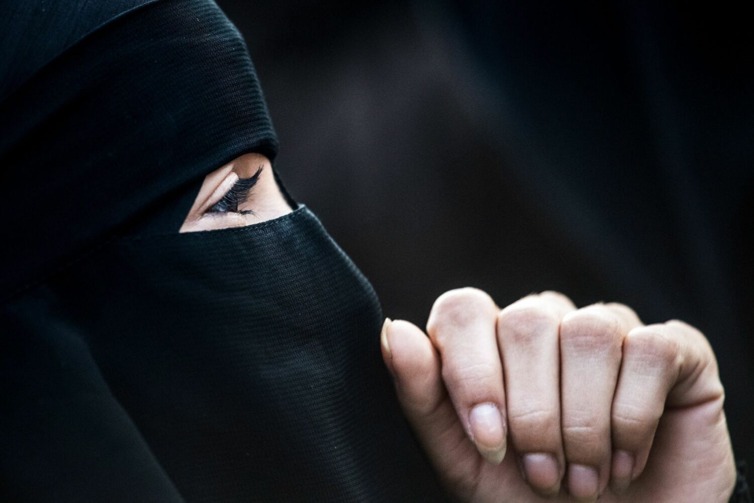 Svájc 2025-től betiltja a burka viselését közterületeken