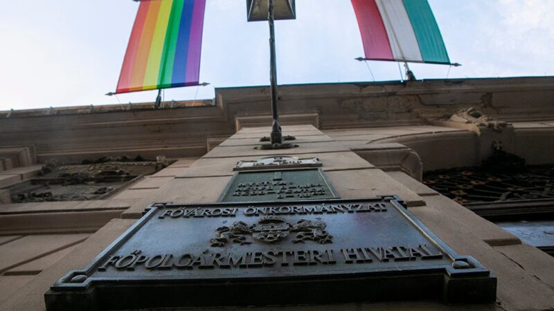 “A társadalomra veszélyes” cselekedetnek minősül, ha valaki eltávolít egy szivárványos zászlót