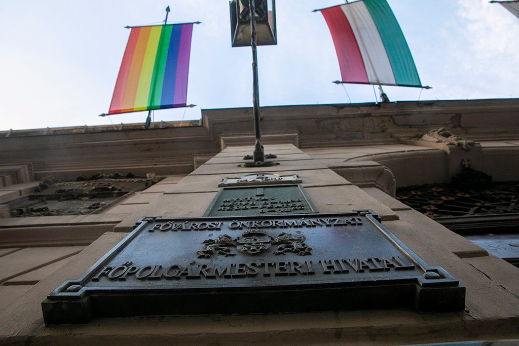 “A társadalomra veszélyes” cselekedetnek minősül, ha valaki eltávolít egy szivárványos zászlót