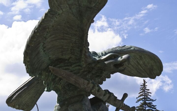 Bíróságon támadja meg a turulszobor műemlékké nyilvánítását a Kutyapártos polgármester