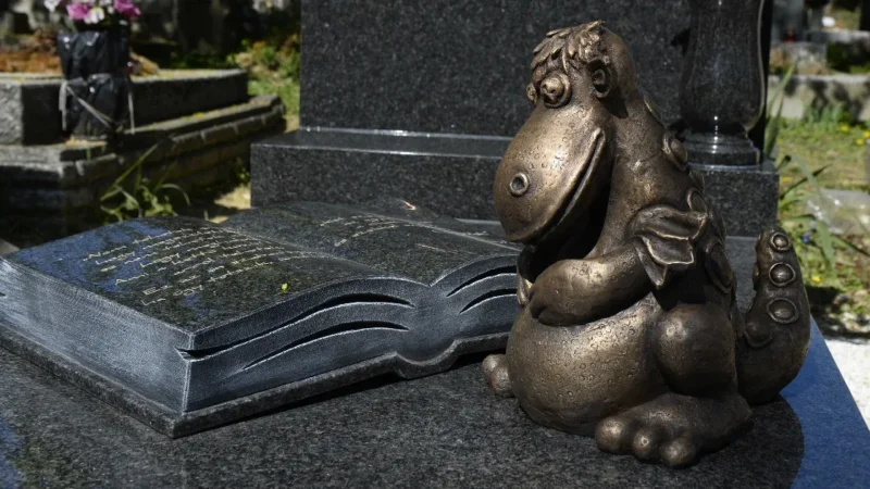 Ellopták Csukás István sírjáról Süsü bronzszobrát