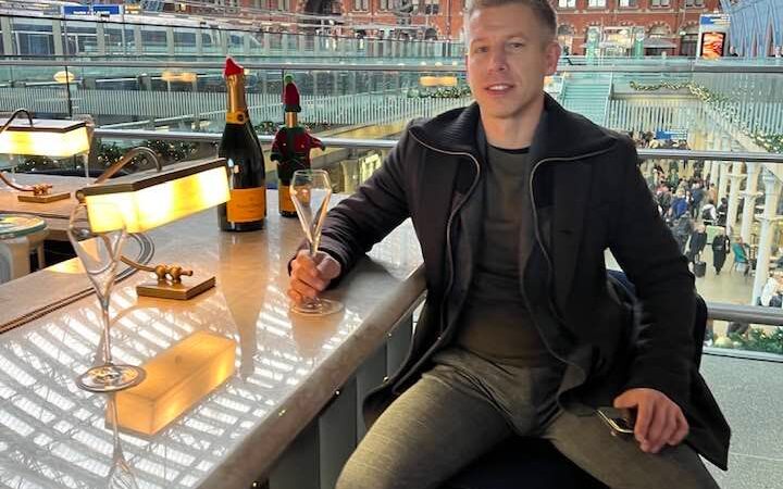 Magyar Péter másfél literes, 105 ezer forintos pezsgővel indította napot Londonban