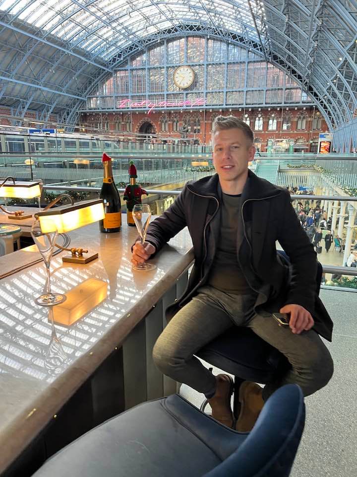 Magyar Péter másfél literes, 105 ezer forintos pezsgővel indította napot Londonban