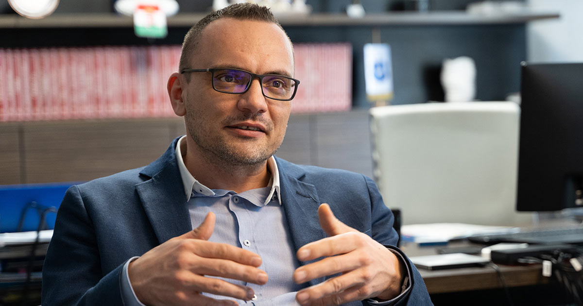 Felpofozott egy embert Szigetszentmiklós szocialista polgármestere, majd valakik jól meg is verték az áldozatot