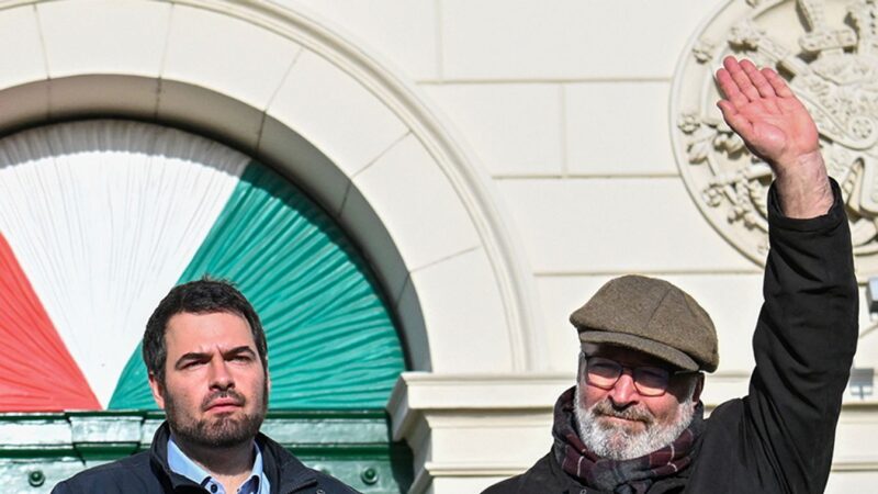 Pikó András megduplázta saját és helyettesei fizetéséz