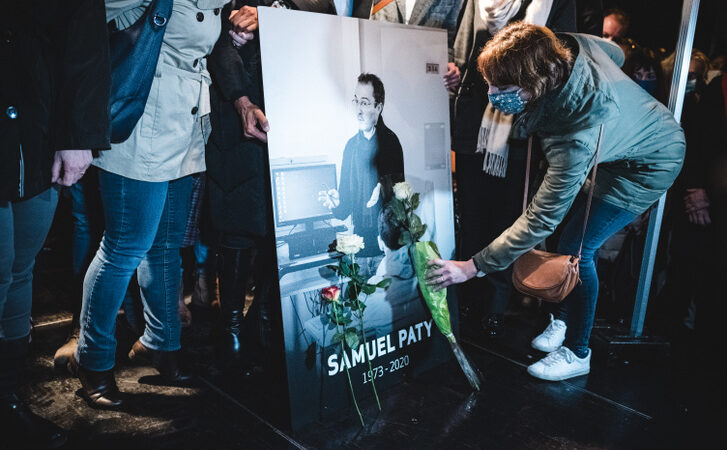 Nyolc embert ítéltek el egy tanár lefejezése miatt Párizsban