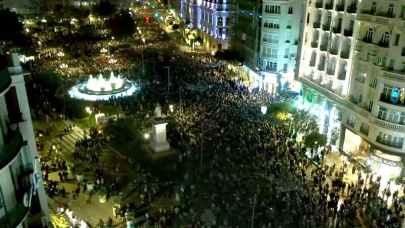 Százezres tömeg tüntetett Valenciában a halálos árvizek miatt