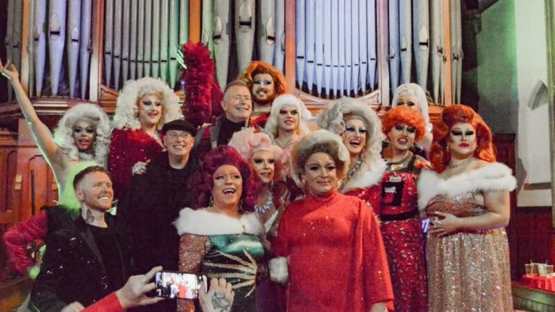 Női ruhába öltözött férfiak szórakoztatták a híveket a cardiffi templomban