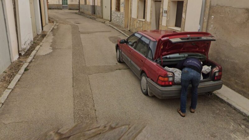 Lefotózta a Google Maps, ahogy egy holttestet gyömöszölnek egy autó csomagtartójába