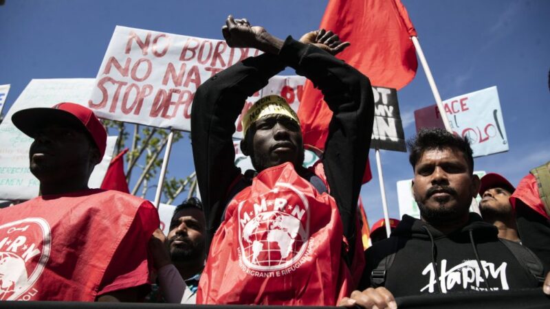 Elítéltek egy fiatal nőt Németországban, mert bántotta a “szegény” erőszaktevő migránsokat, akiket egyszerűen felmentettek