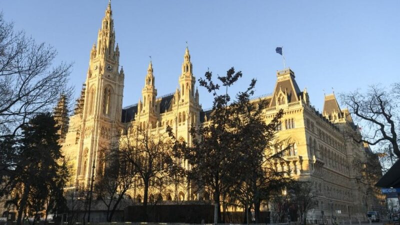 A Bécsi Zöldek a költségvetési hiány ellenére ingyenes laptopokat követelnek a migránsoknak