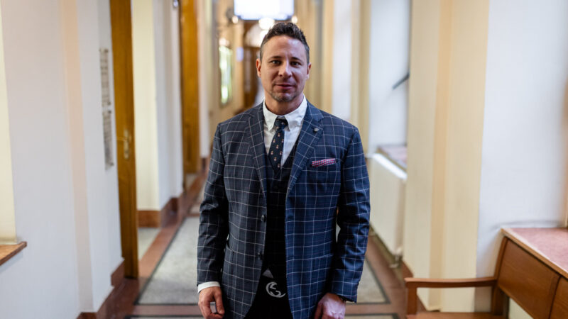 Megváltaná autóit, hajóját, kisrepülőjét és a széfben talált értékeit Schadl György