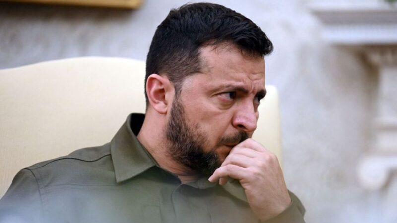 Zelenszkij közölte, hogy csökkenti a sorozási korhatárt, ha több fegyvert kap