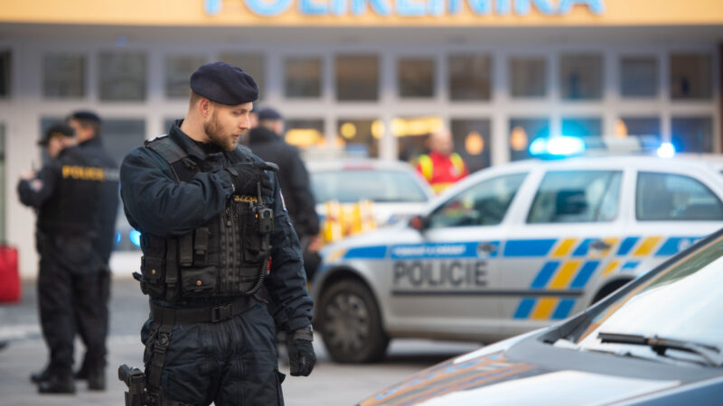 Fegyvert rántott tanárára egy cseh diák