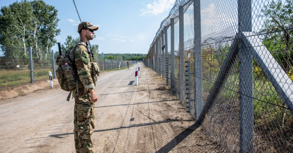 Molotov-koktéllal támadták a határvadászokat Ásotthalom külterületén a szerb oldalról az illegális migránsok