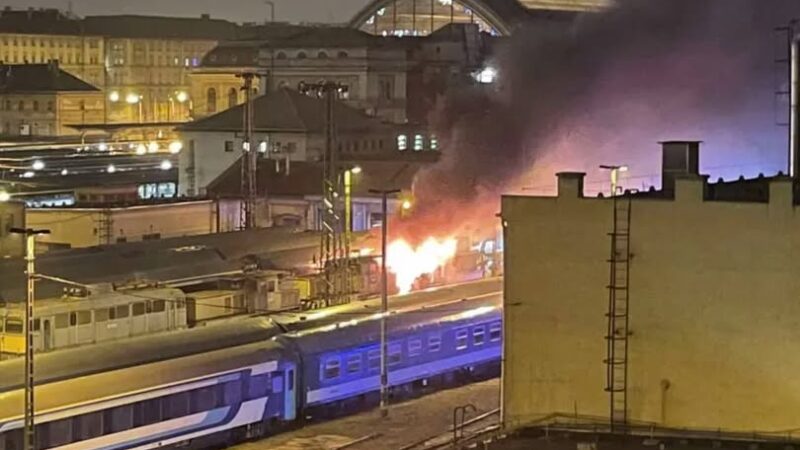 BREAKING! Tűz van a Keleti pályaudvaron, egy mozdony gyulladhatott ki – videóval