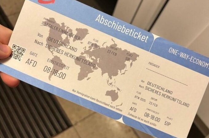 Repülőjegyre hasonlító szórólappal kampányol az AfD a migránsok hazaküldéséért